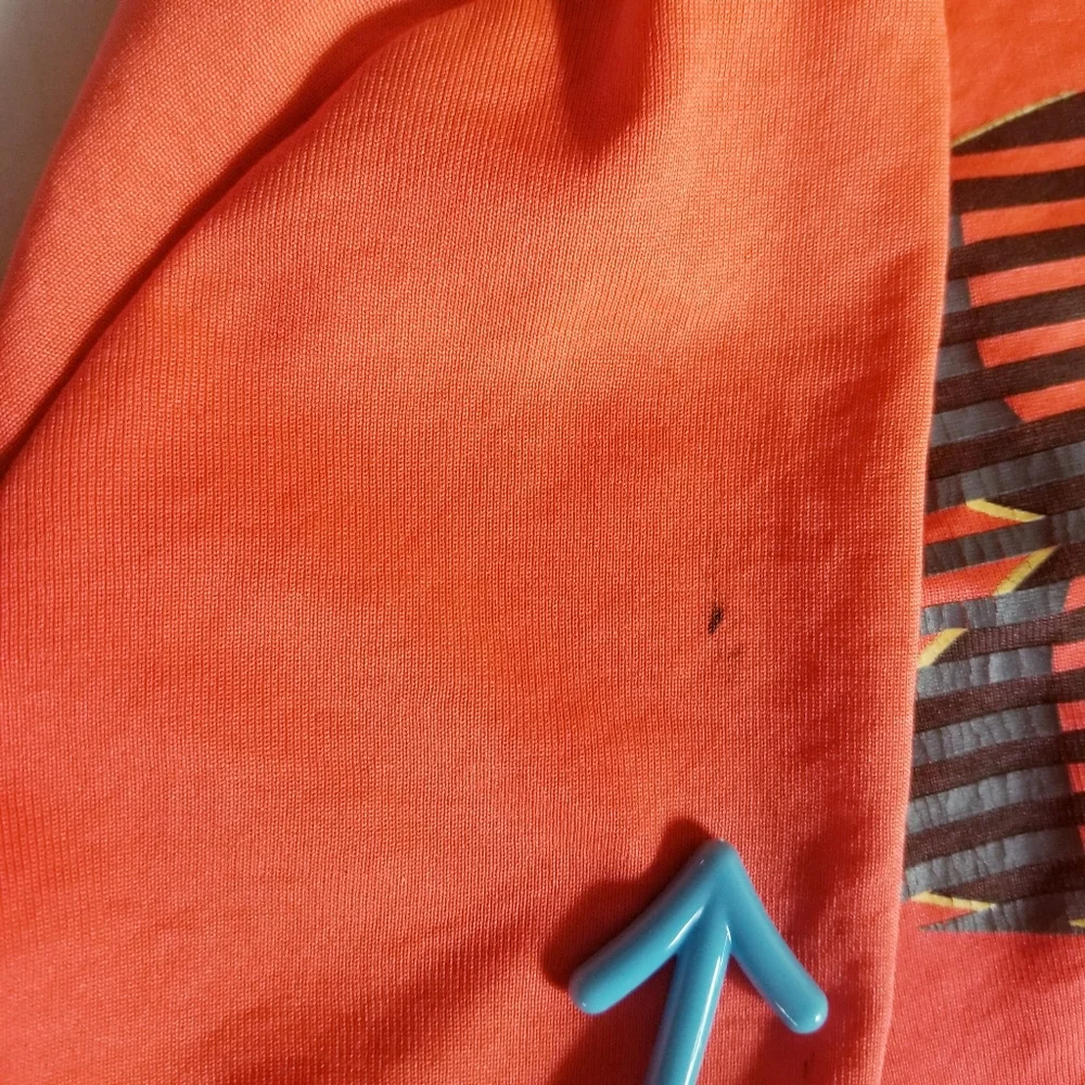 UNDER ARMOUR YOUTH MEDIUM LOOSE HEAT GEAR ORANGE SHIRT